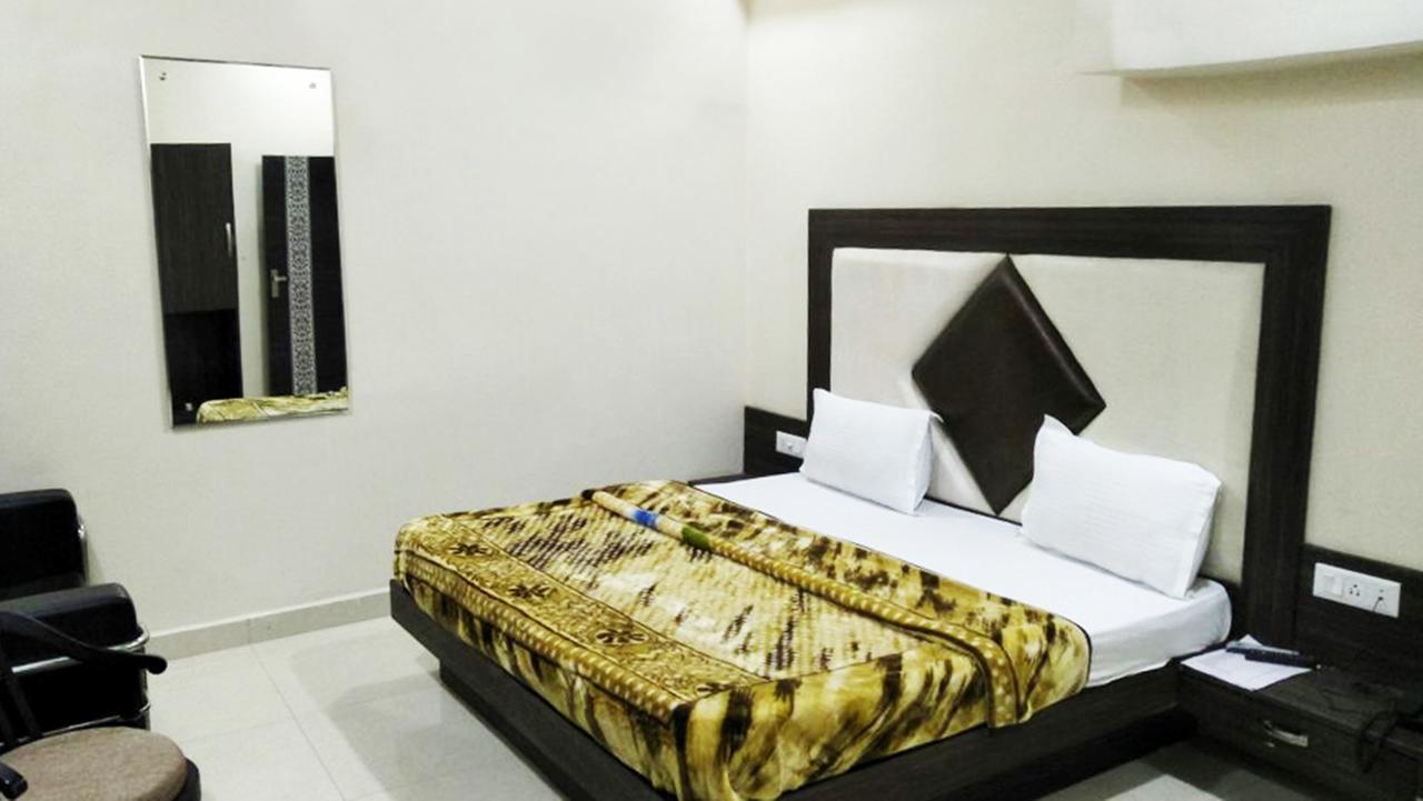 R.S Hotel & Restaurant Amritsar Bagian luar foto